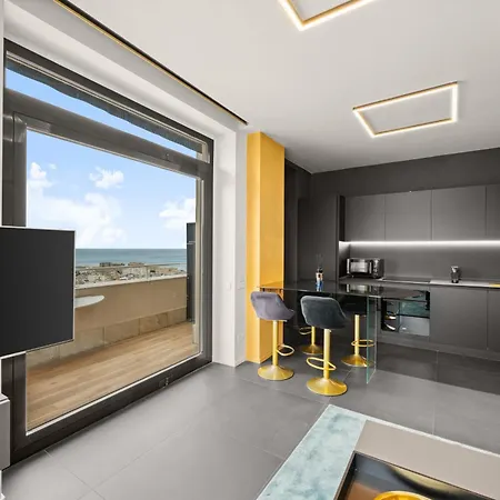 Terrazza Colombo - White And Gold شقة